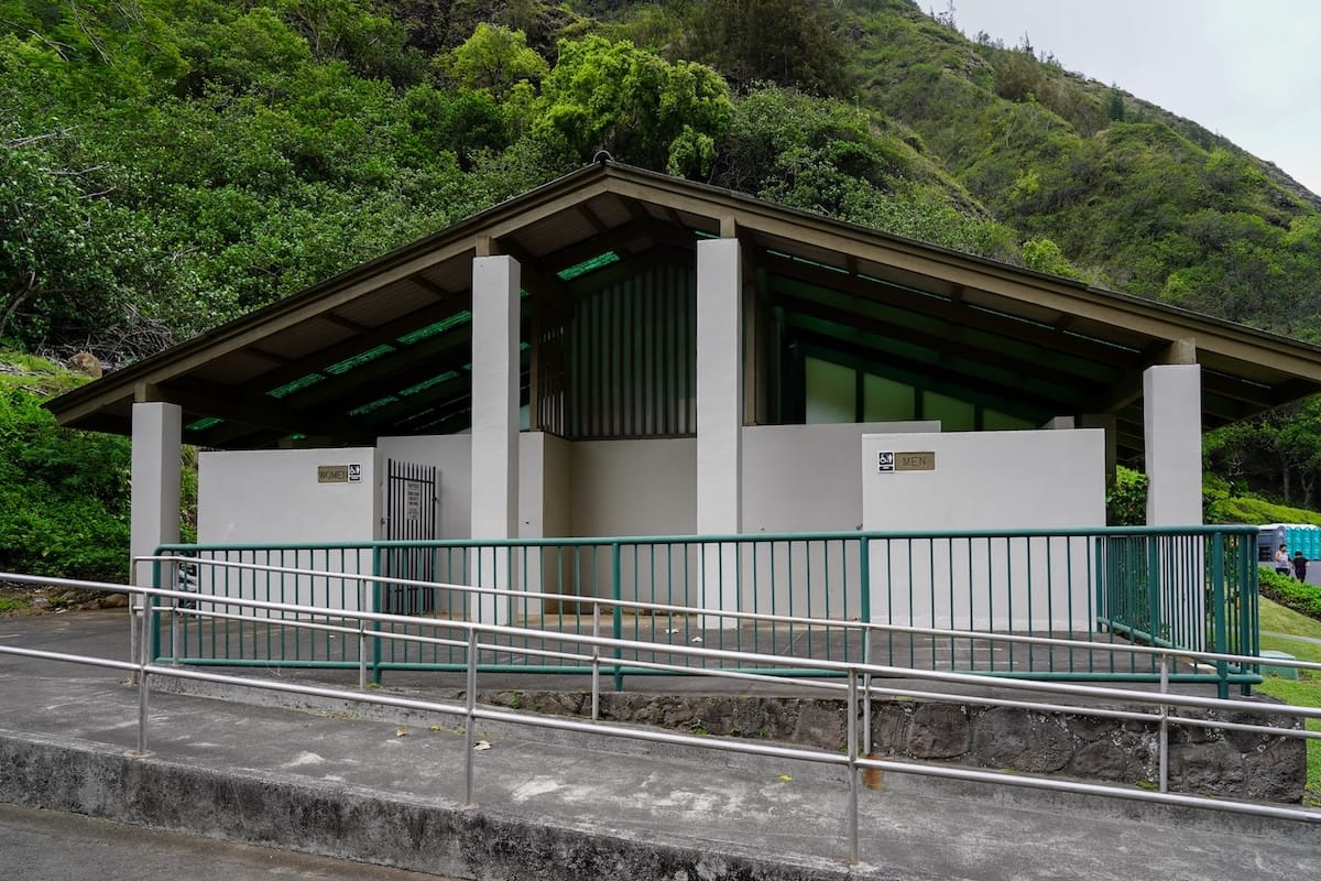 Restrooms at Parking lot at ʻĪao Valley