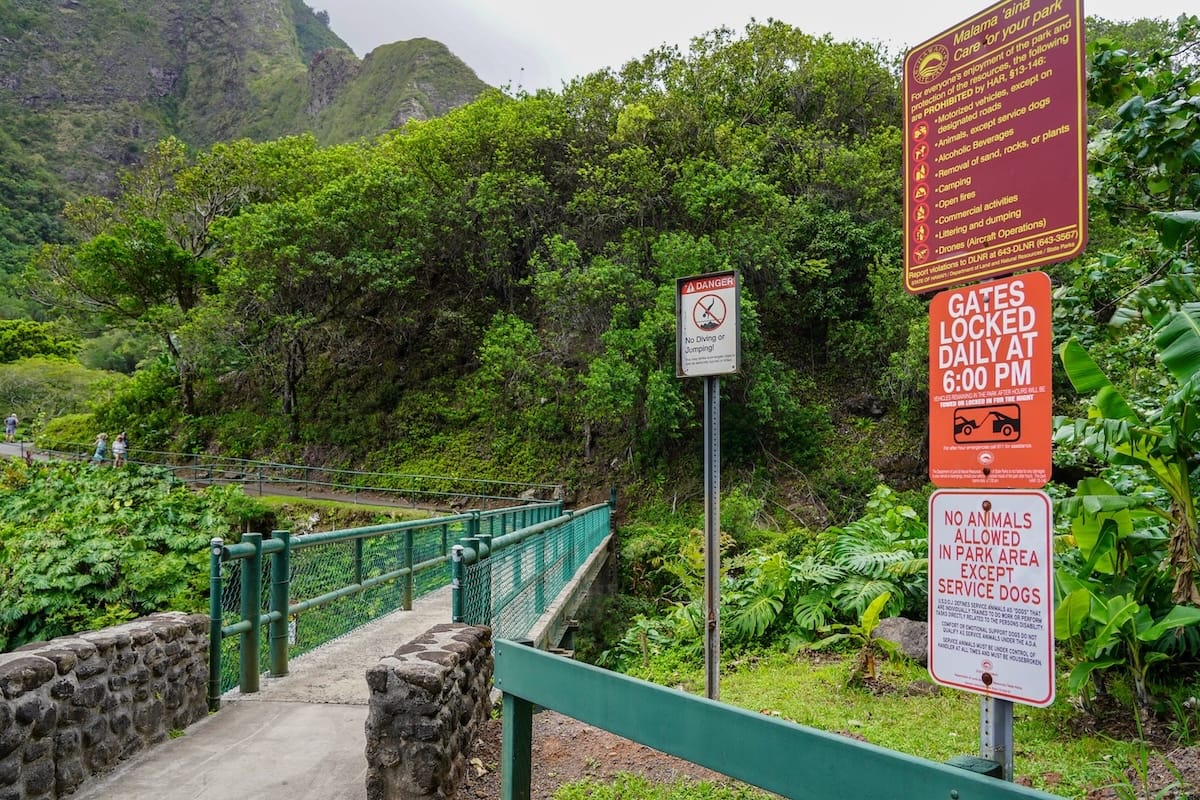 Paved part of the ʻĪao Valley trail